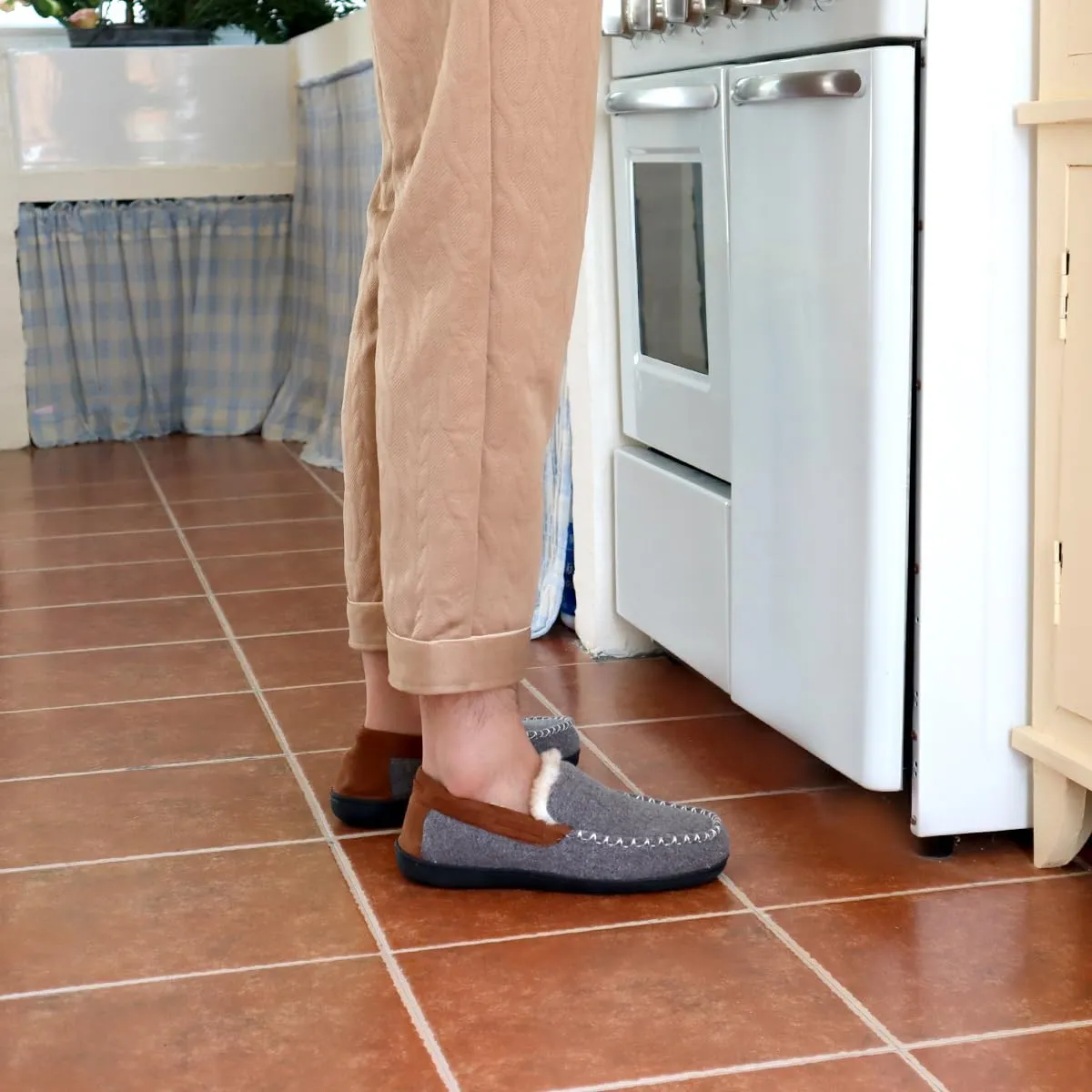 Mens Slippers with Memory Foam,Cozy Warm Winter Moccasin Slippers for Men,Non-slip Indoor House Shoes
