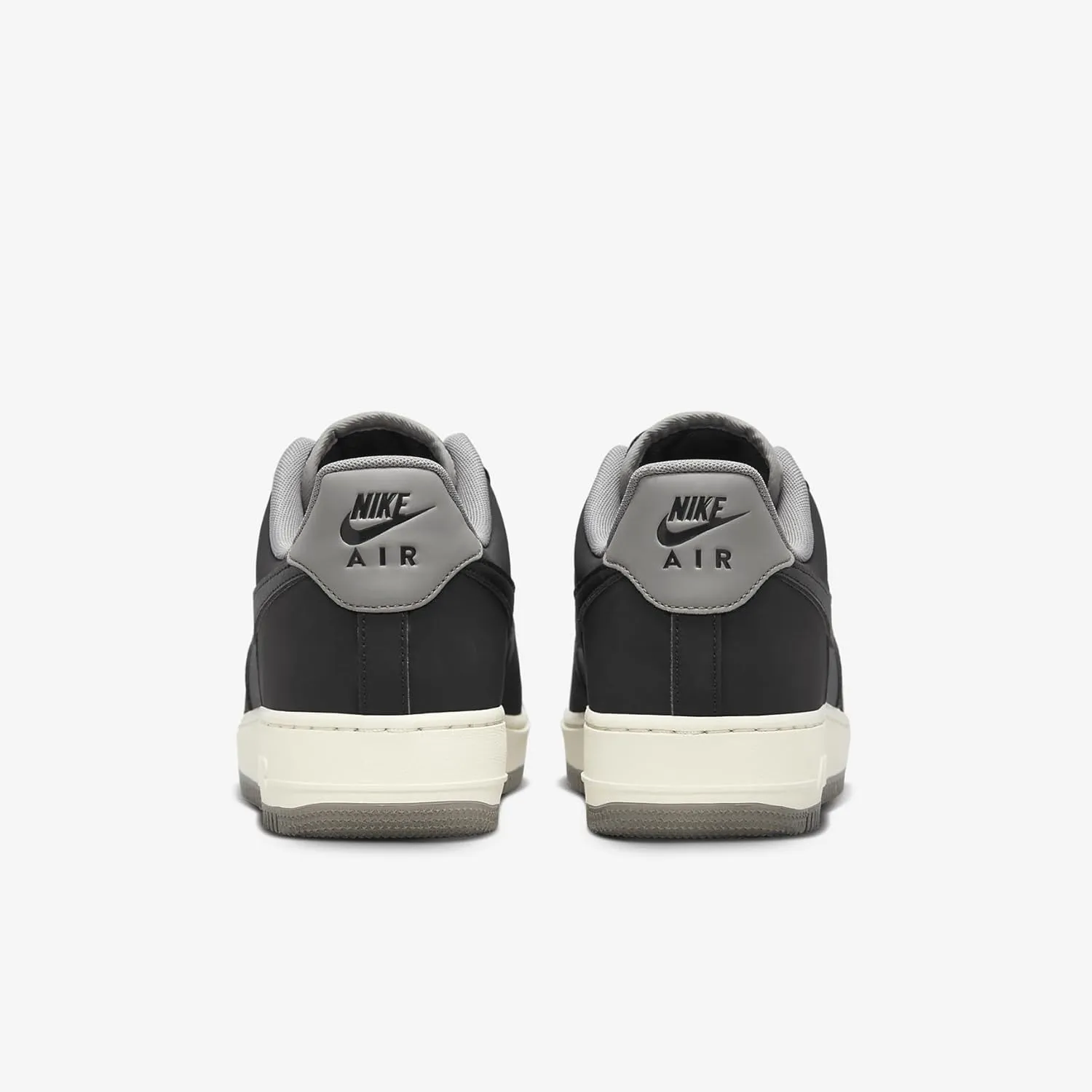 NIKE Men's Sneaker