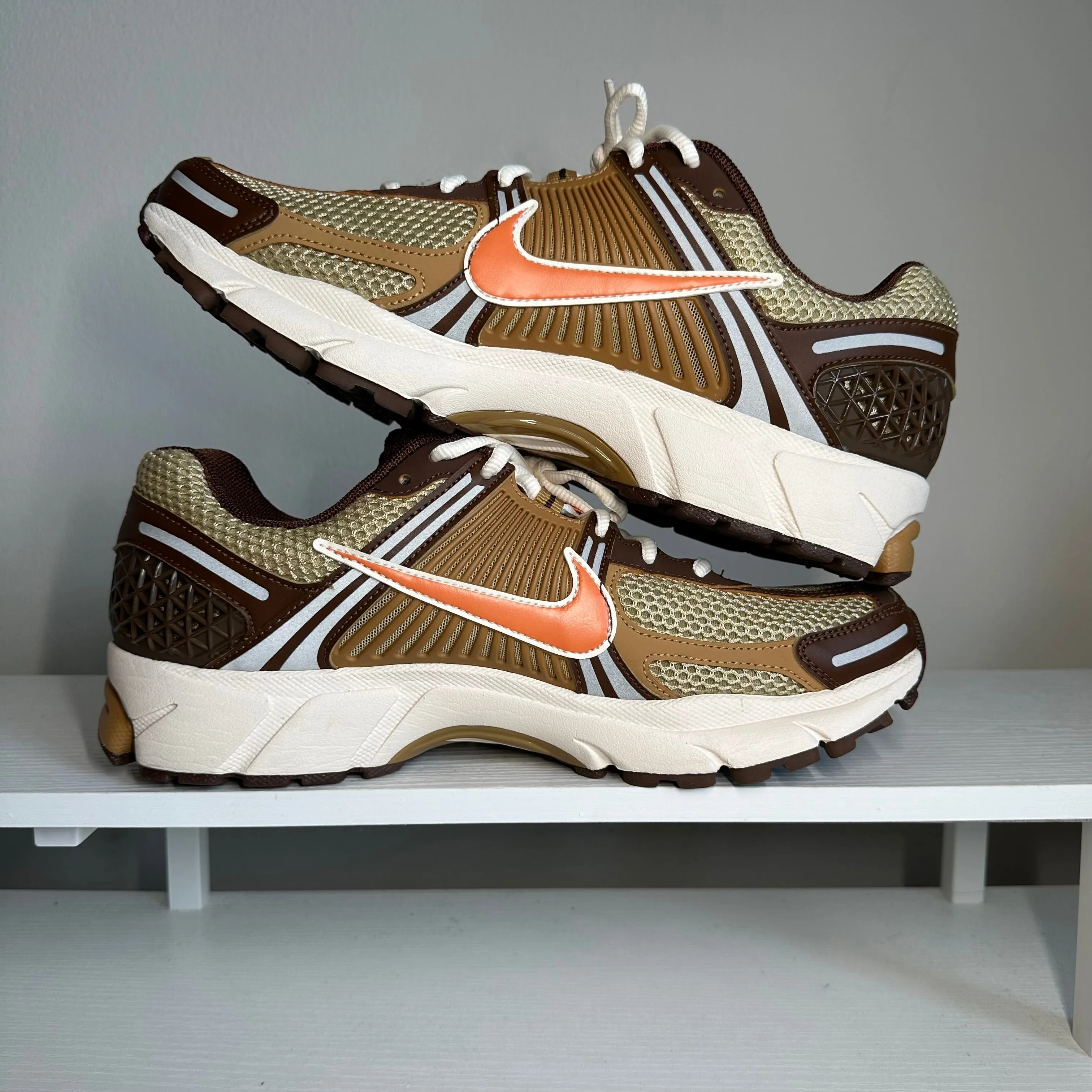 Nike Zoom Vomero 5 Wheat Grass Cacao Wow VNDS *pre-owned* (SIZE 9.5)